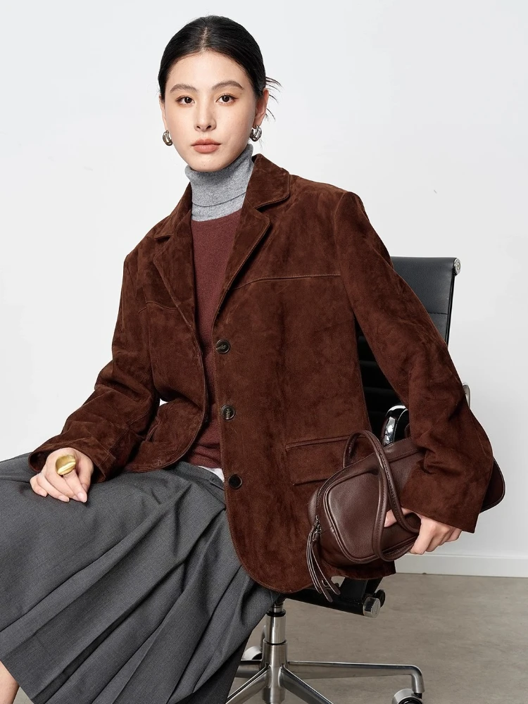 Фото Женский блейзер из натуральной замши (козьей кожи) с отложным воротником, однобортный, с тремя пуговицами и накладными карманами, элегантный, для офиса, осенний. №5