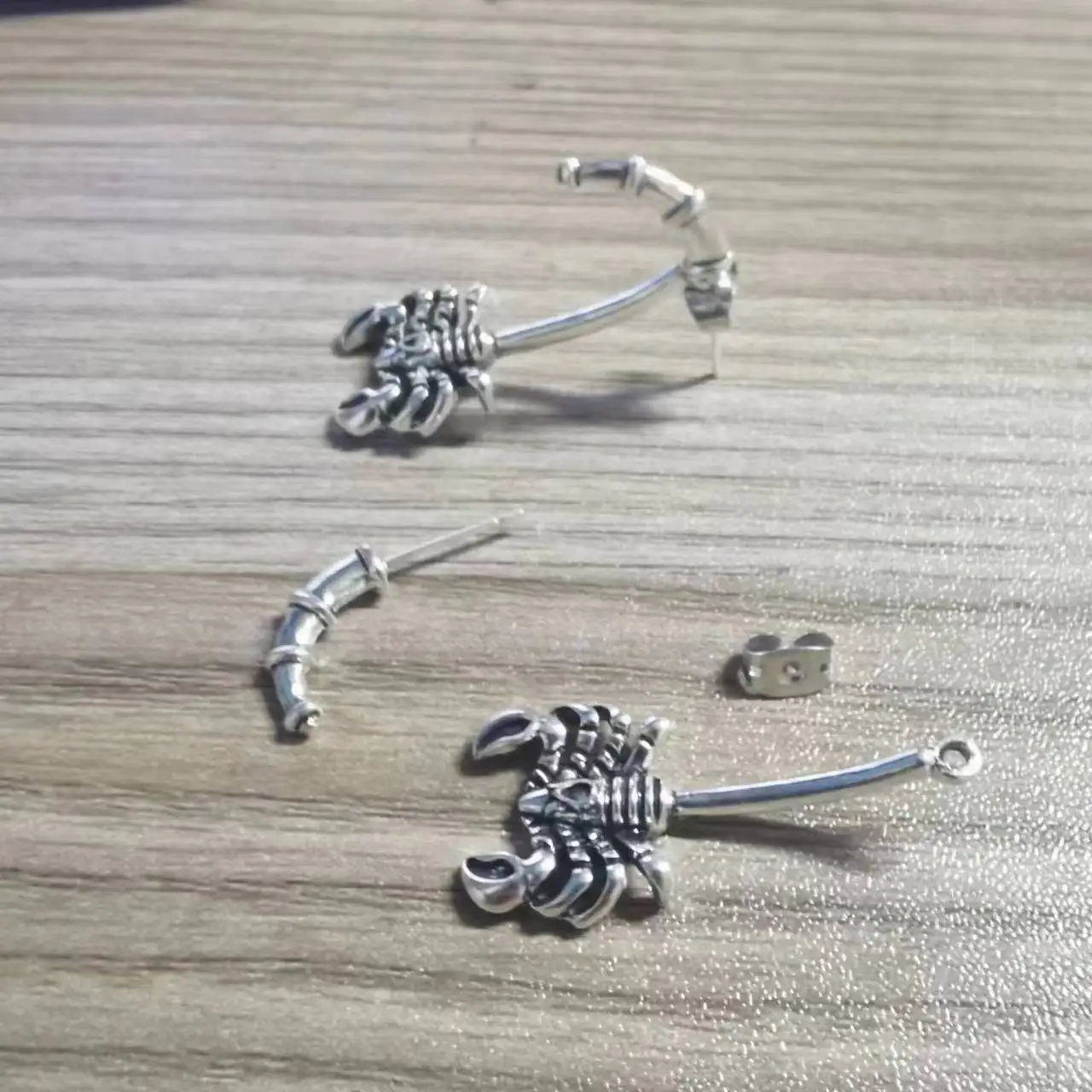 1 пара винтажных съемных сережек-гвоздиков в виде скорпиона для женщин стиле панк