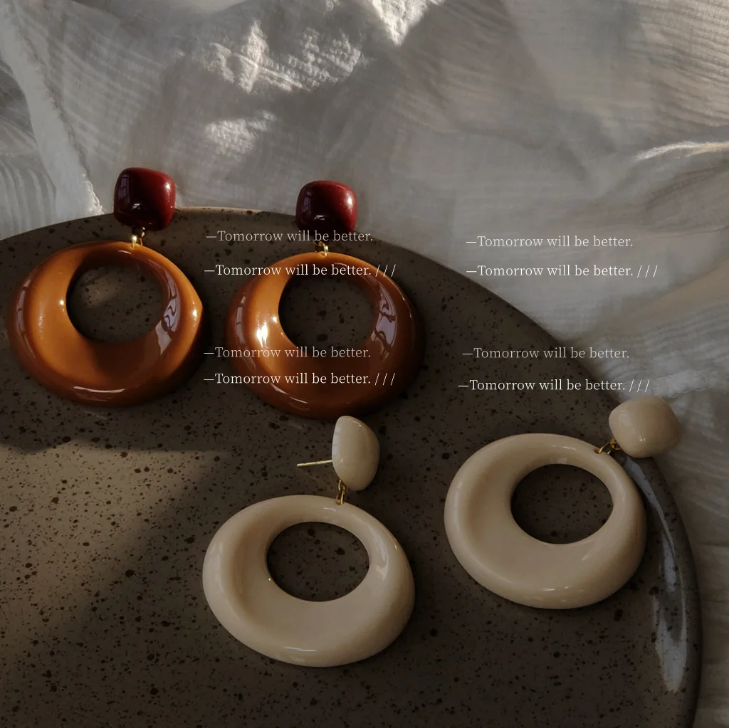 

Milk tea white circle earrings French retro modern port style accessories