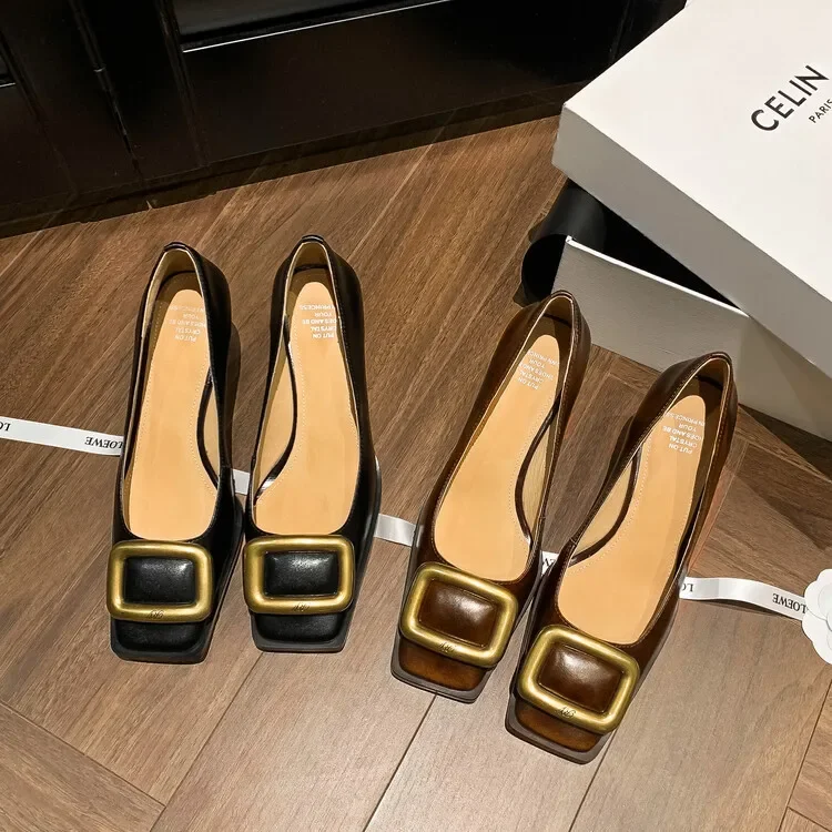 Брендовый дизайн туфли с металлической квадратной пряжкой и легким горлышком