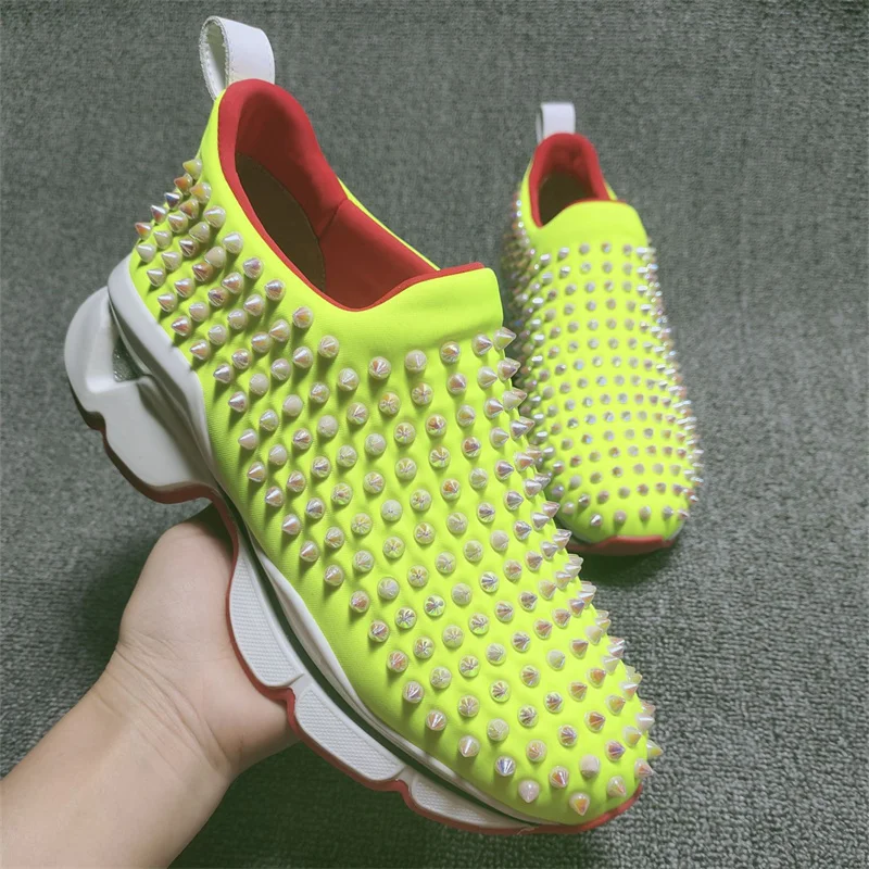 

Кроссовки без шнуровки для мужчин и женщин, роскошные брендовые дизайнерские туфли с низким верхом и заклепками, желтая повседневная обувь ...