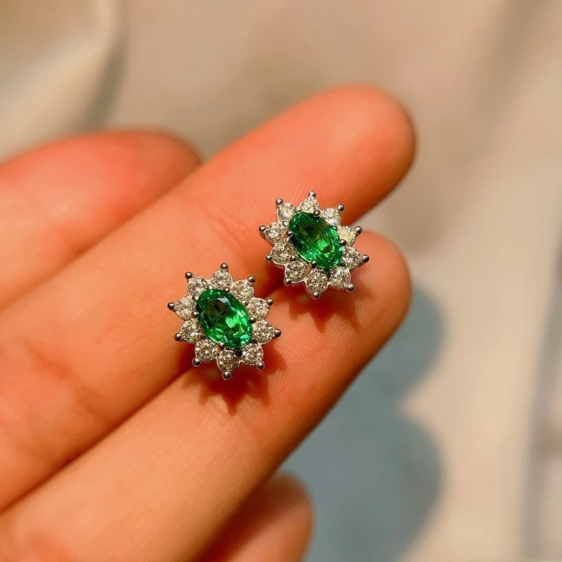 

Серьги-гвоздики из серебра 100% пробы с натуральным изумрудом