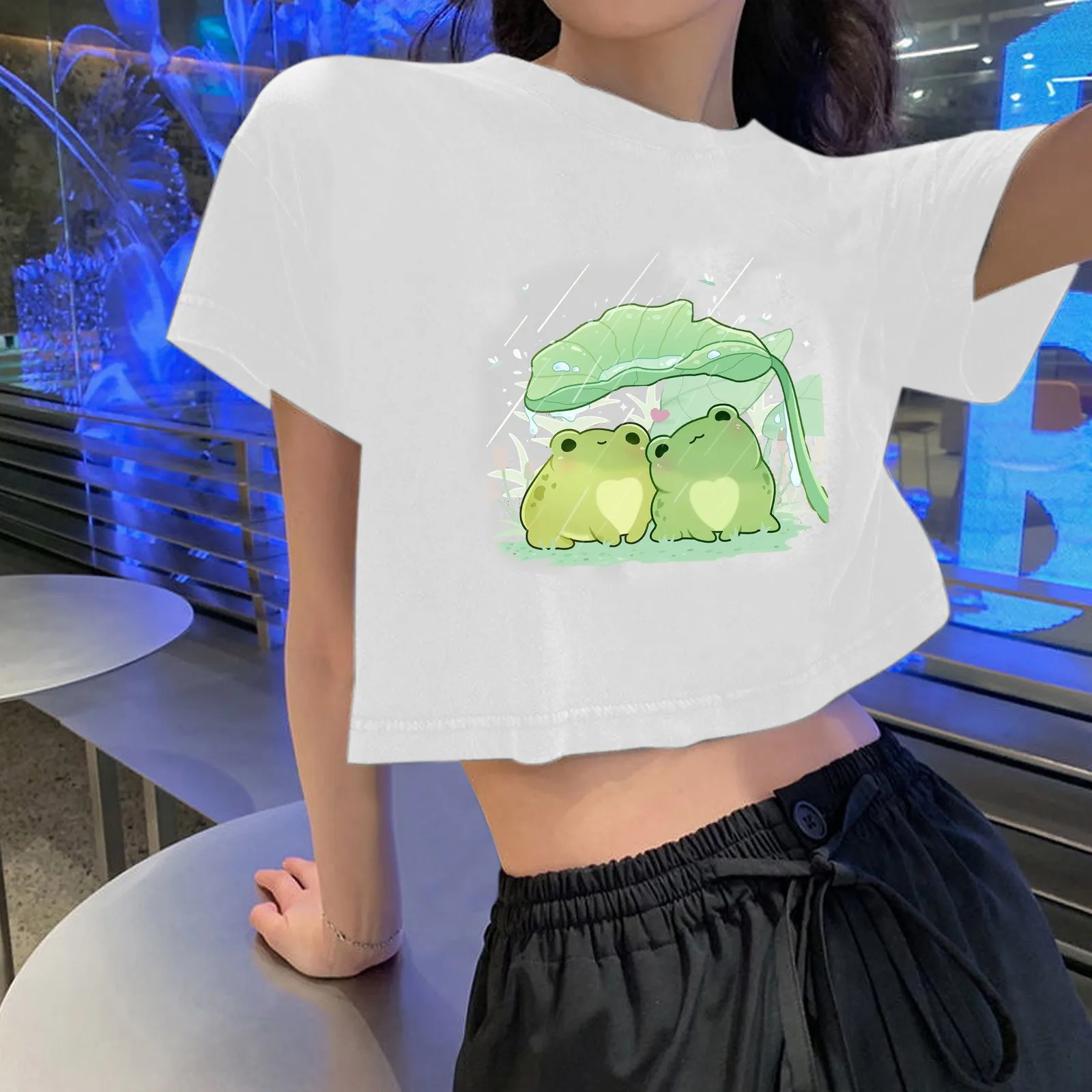 

Женский укороченный топ с коротким рукавом и круглым вырезом