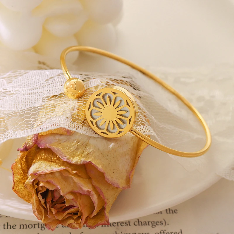 

French Retro Small Chrysanthemum Bracelet Opening Design Water Shell Elastic Geometry Bracelet Girl Party Jewelry