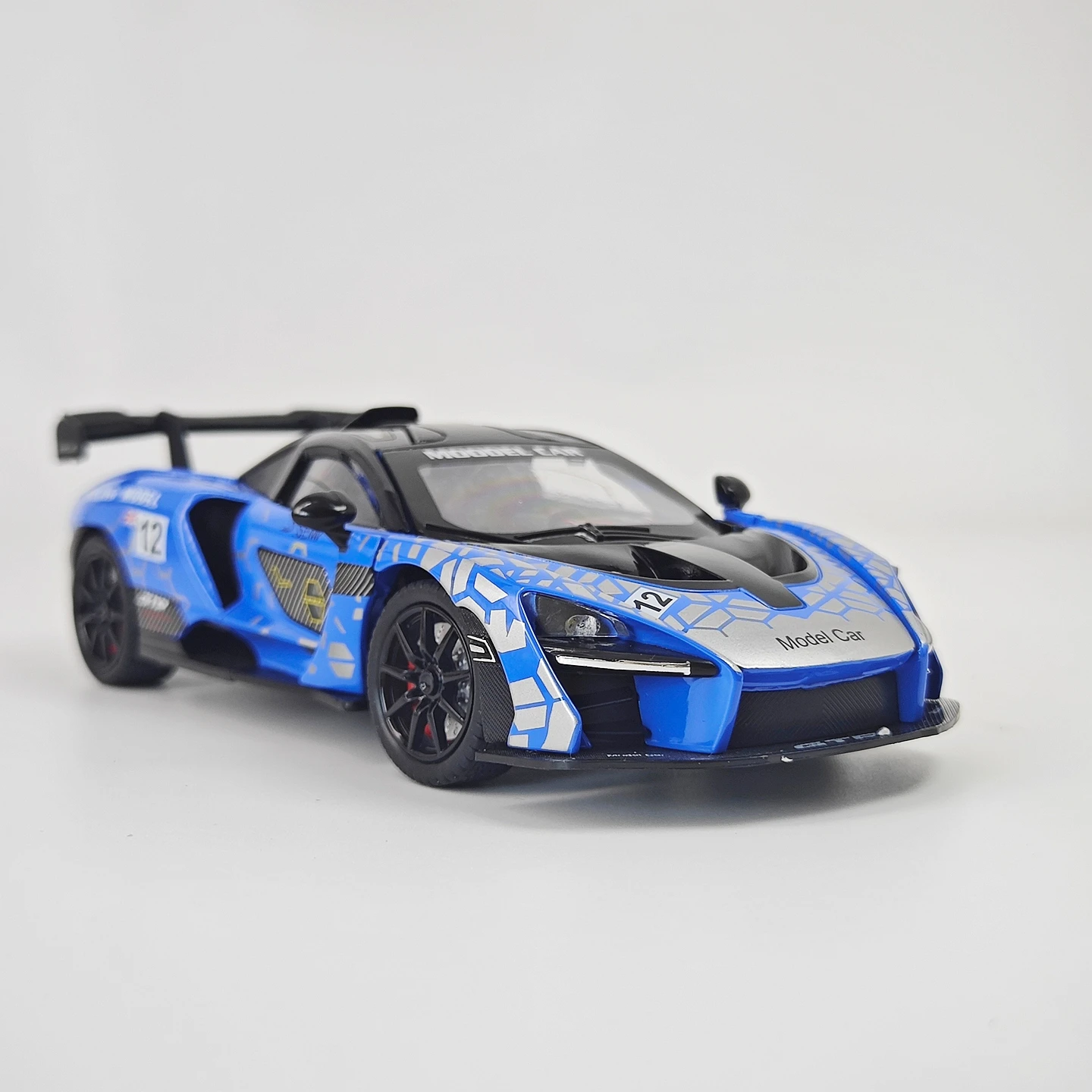 Фото Масштабная модель автомобиля McLaren Senna 1:24, окрашенная, из сплава, с открывающимися дверями, звуковыми и световыми эффектами, подарок для любителей суперкаров. №4
