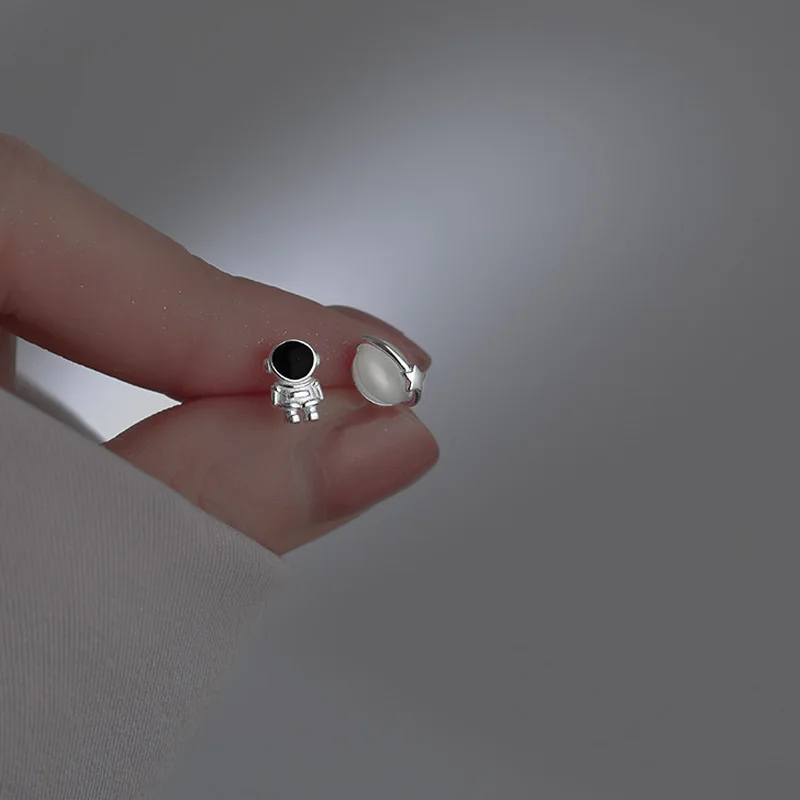 Женские серьги-гвоздики в виде космонавта