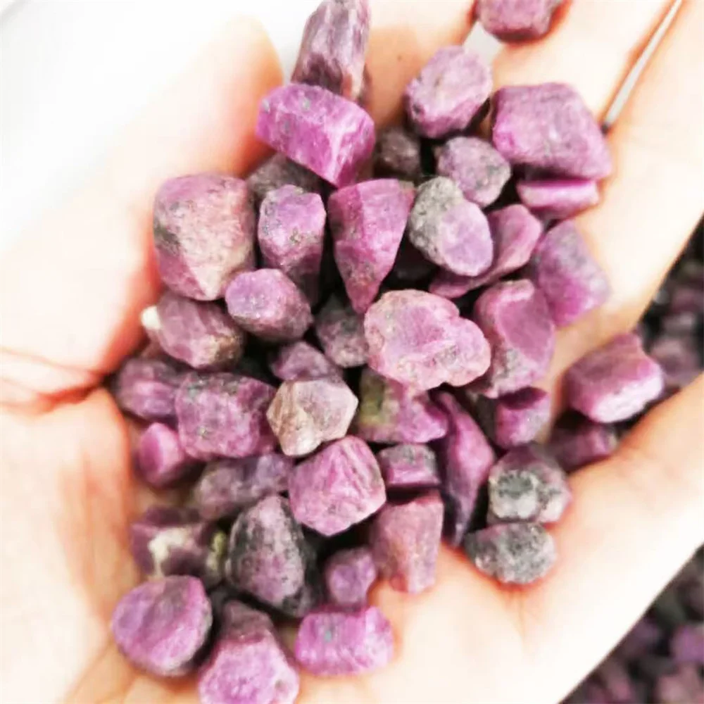 

Необработанный красный корунд рубин