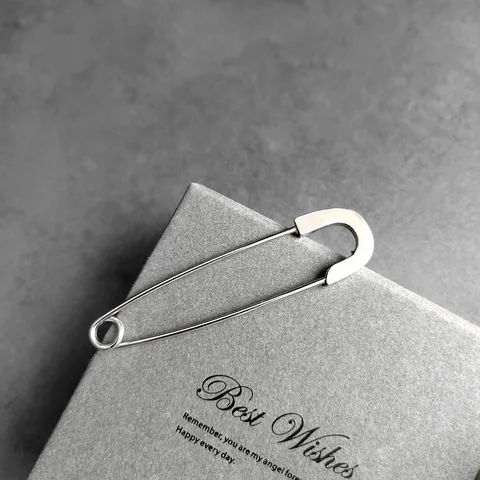 Большие металлические булавки для одежды