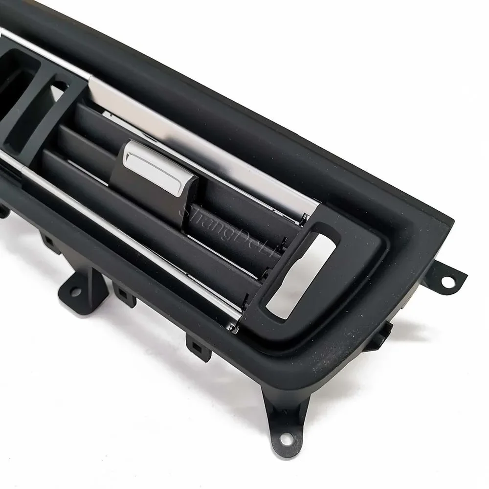 Передняя центральная вентиляционная решетка кондиционера автомобиля