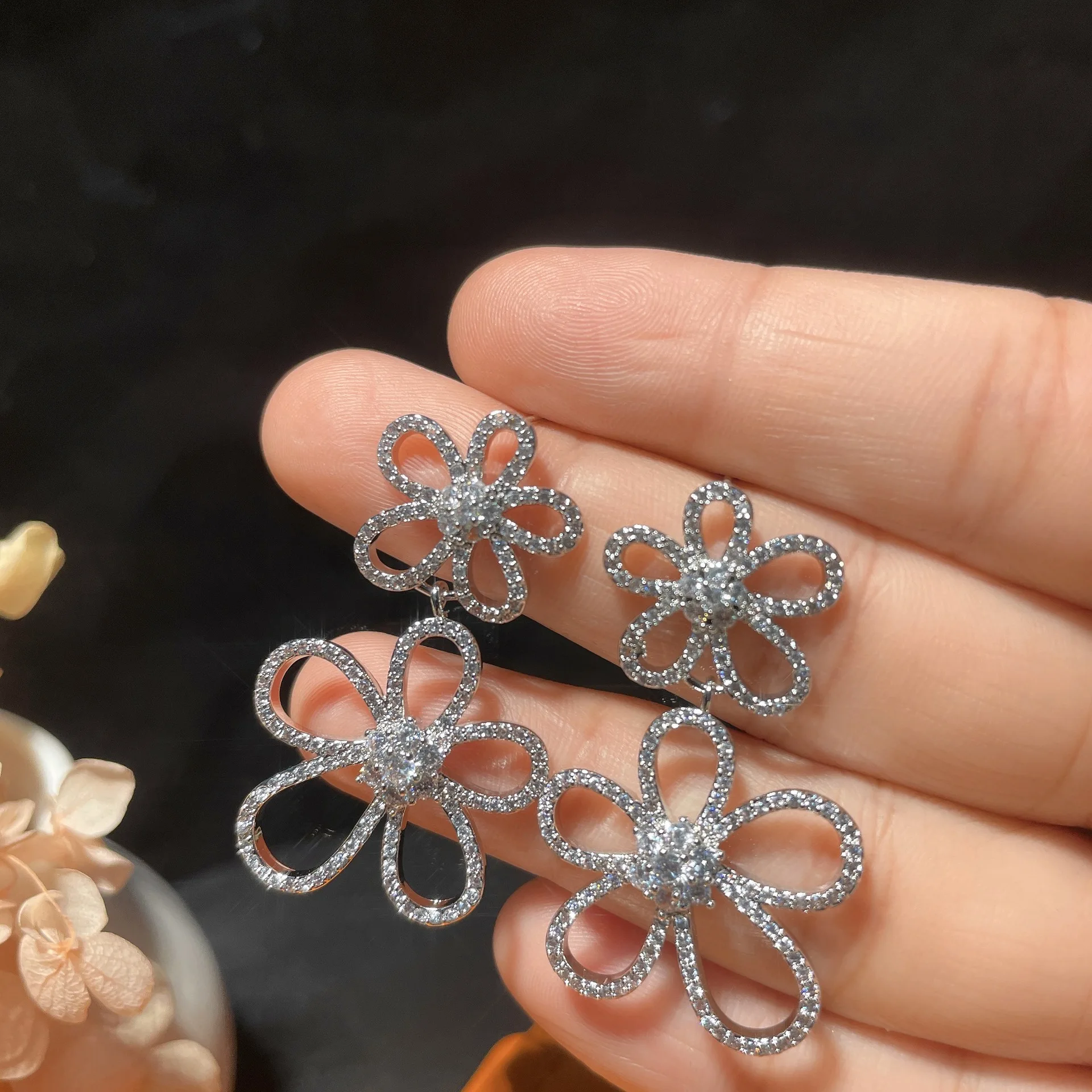 

Banquet Shine Earrings Temperament Design Sun Flower French Retro Earrings Cubic Zirconia Hollow Flower Earrings for Women