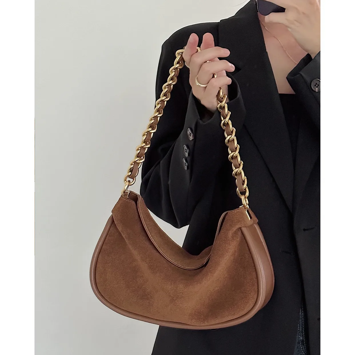 Рисунок 2 - Роскошная брендовая сумка из воловьей кожи на цепочке