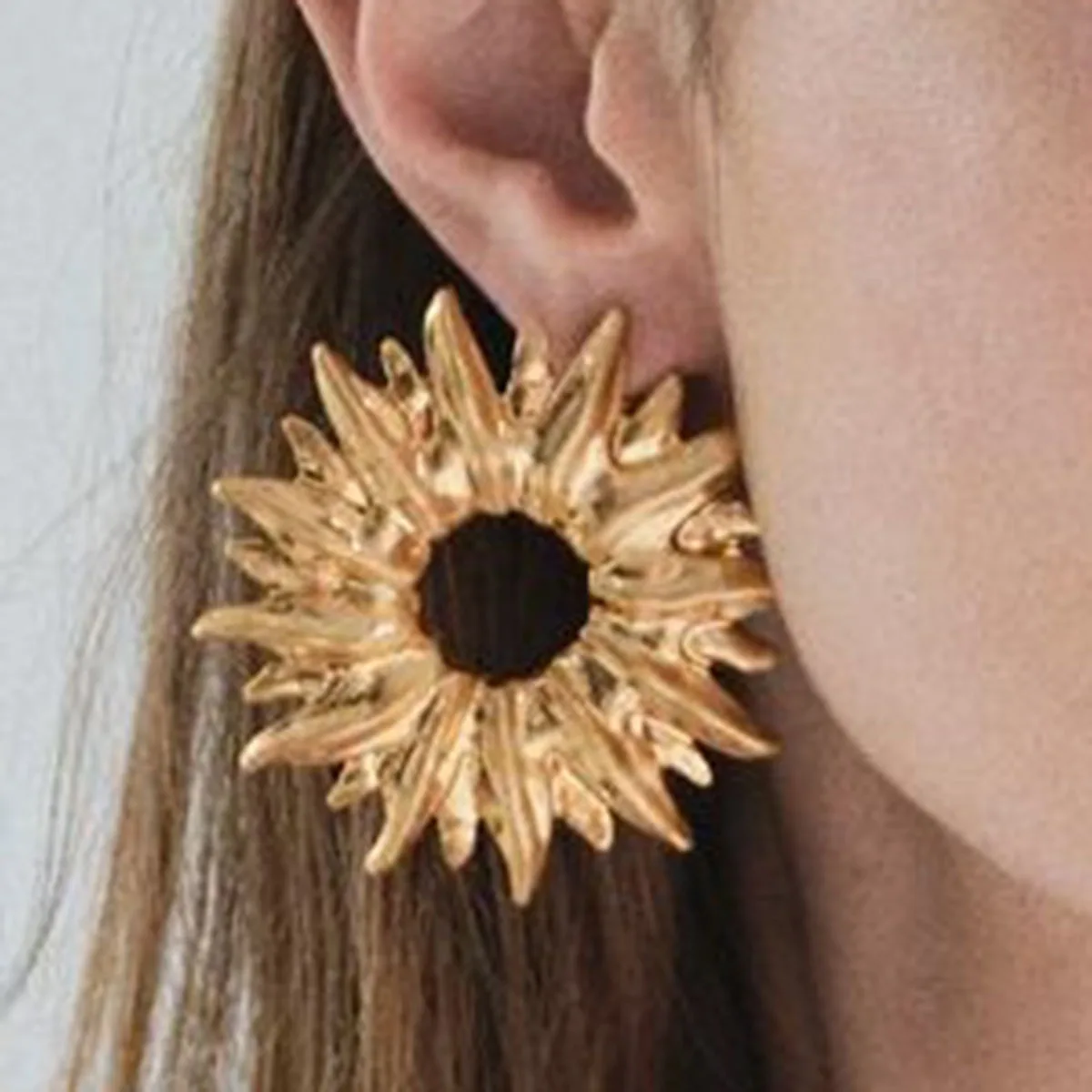 Металлические серьги-гвоздики с геометрическим рисунком подсолнечника для