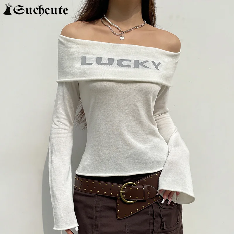 Женский свитер с открытыми плечами буквенным принтом