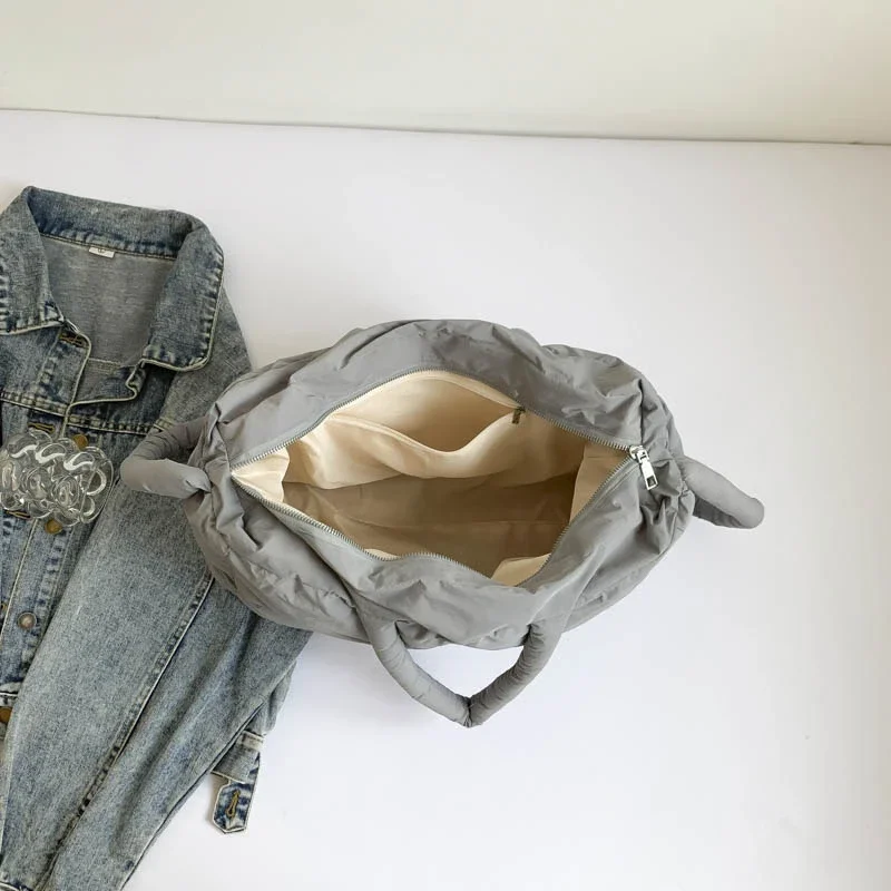 Вместительная зимняя женская сумка-тоут с хлопковым наполнителем и перьями