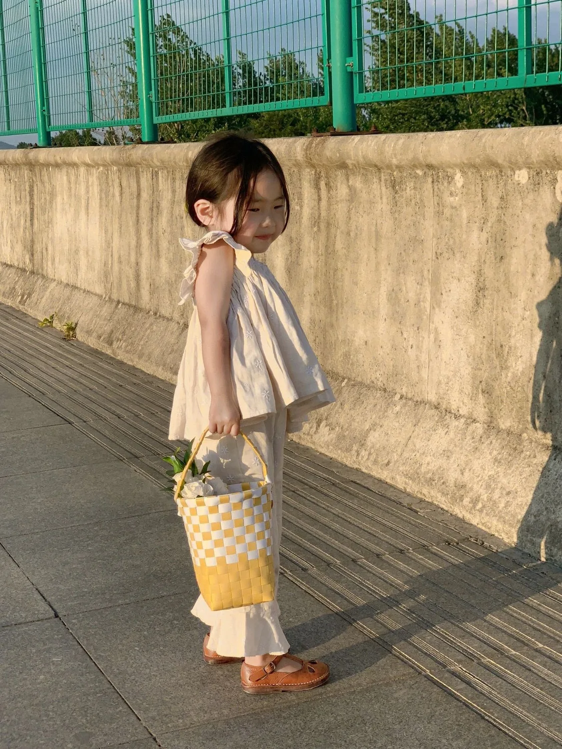 

Children Clothing Set Girl's Summer Suit 2023 Flower Embroidery Girl's Two Piece Suit Flying Sleeve Top+Pant