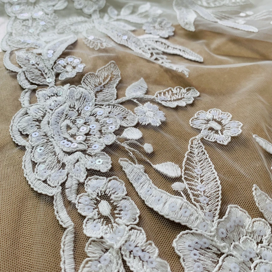 Кружевная ткань с вышивкой и блестками для свадебных нарядов молочного белого