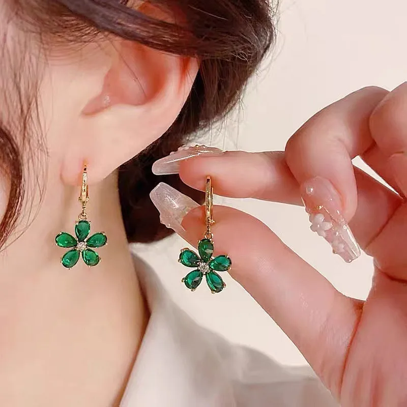 

New Minority Design Light Luxury Ear Button Small Fresh Flower Fashion Advanced Sense Simple Temperament Earrings WholesaleWomen