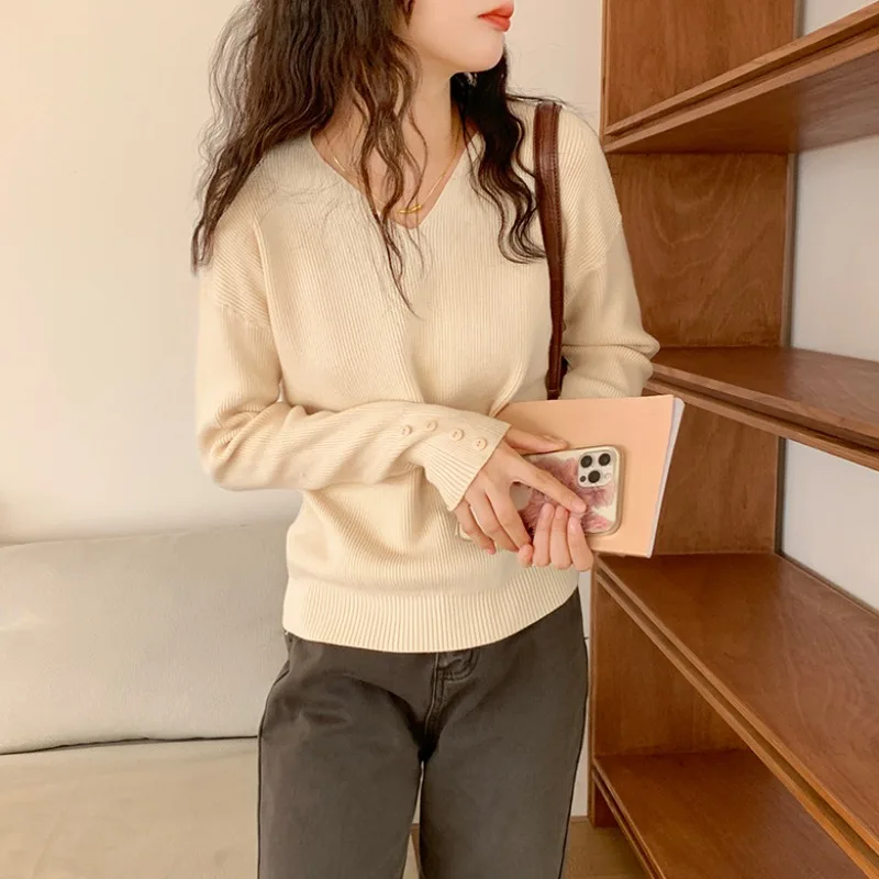 

V-neck sweater women's design sense 2023 autumn and winter new long-sleeved bottoming shirt with top inside.