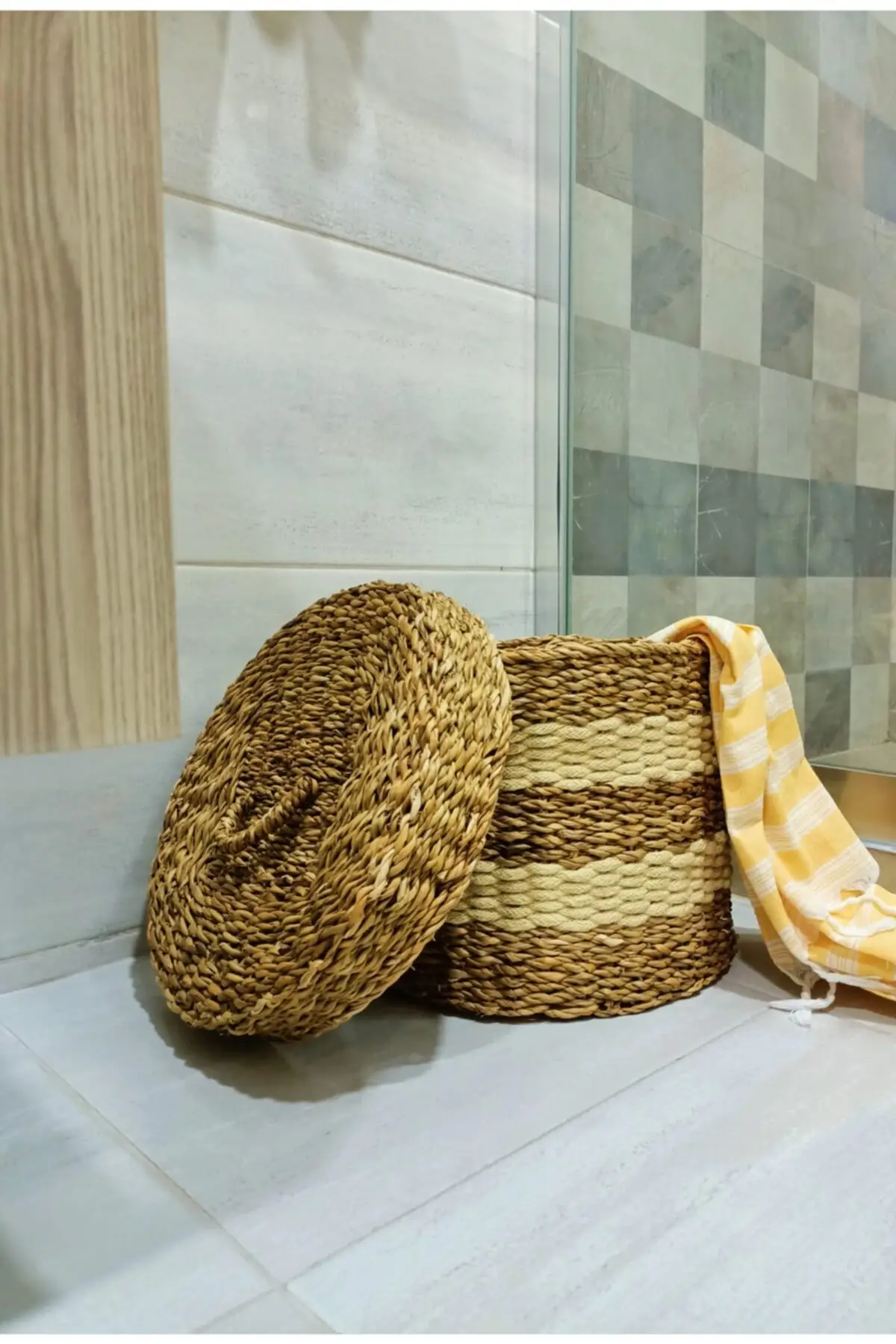 

Большая декоративная белая полосатая плетеная корзина с крышкой