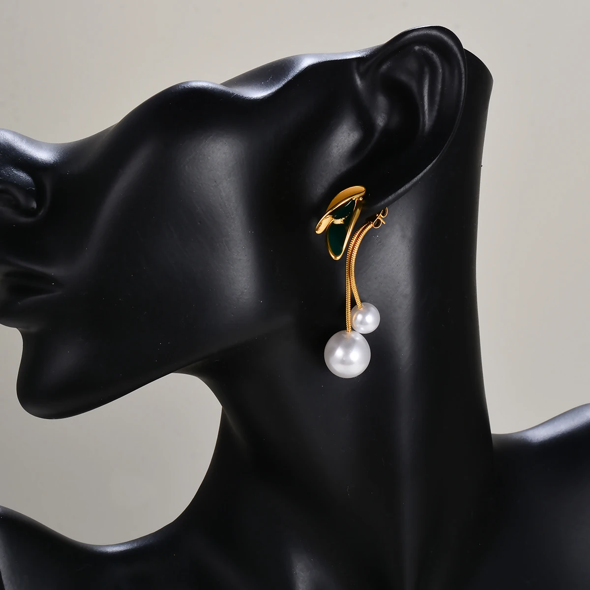 Изысканные серьги-подвески из искусственного жемчуга и эмалированных листьев