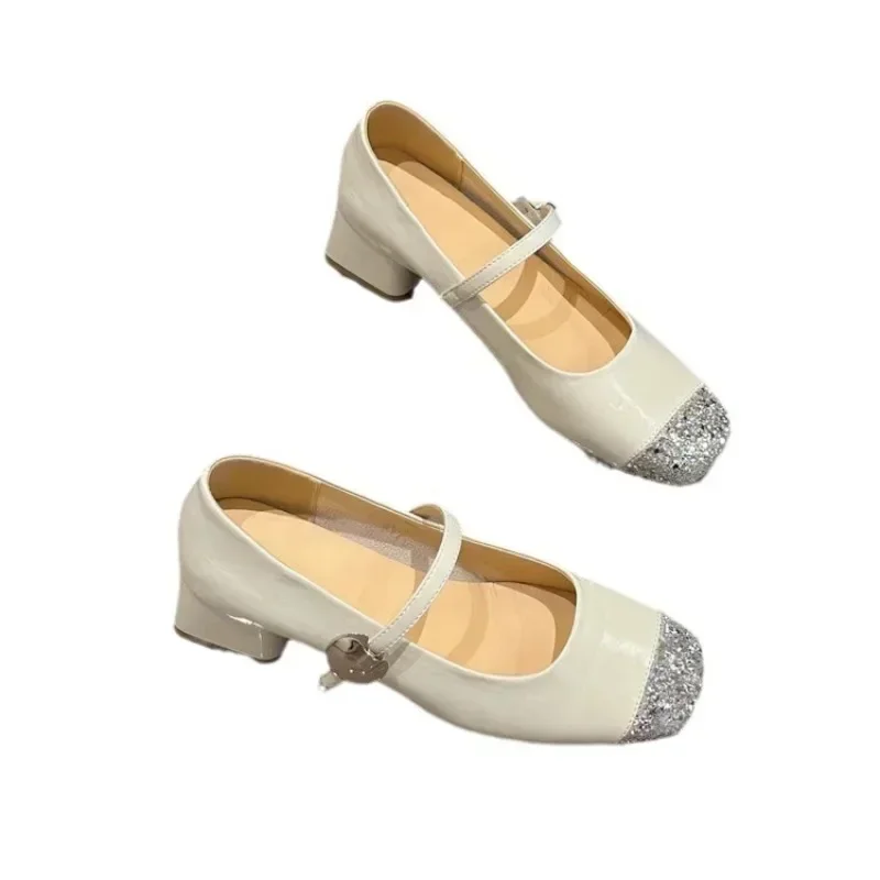 Женские туфли на среднем каблуке однотонные квадратном с ремешком и пряжкой