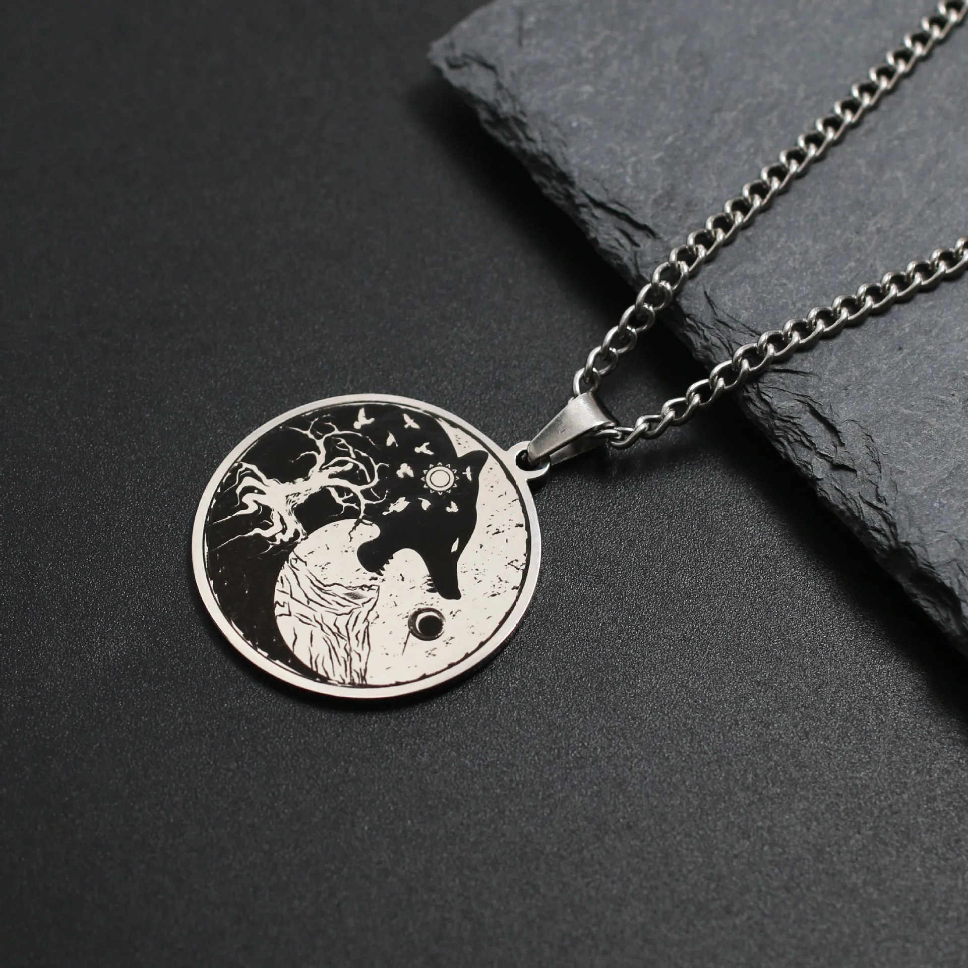 

Vintage Silver Viking Wolf Eat Moon Necklace Stainles Steel Odin Mountain Necklace for Mens Tree of Life Pendant Fashion Jewelry