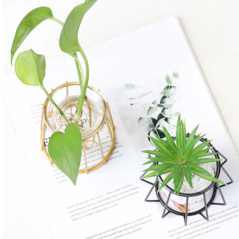 Скандинавская стеклянная ваза с металлическим держателем геометрическая