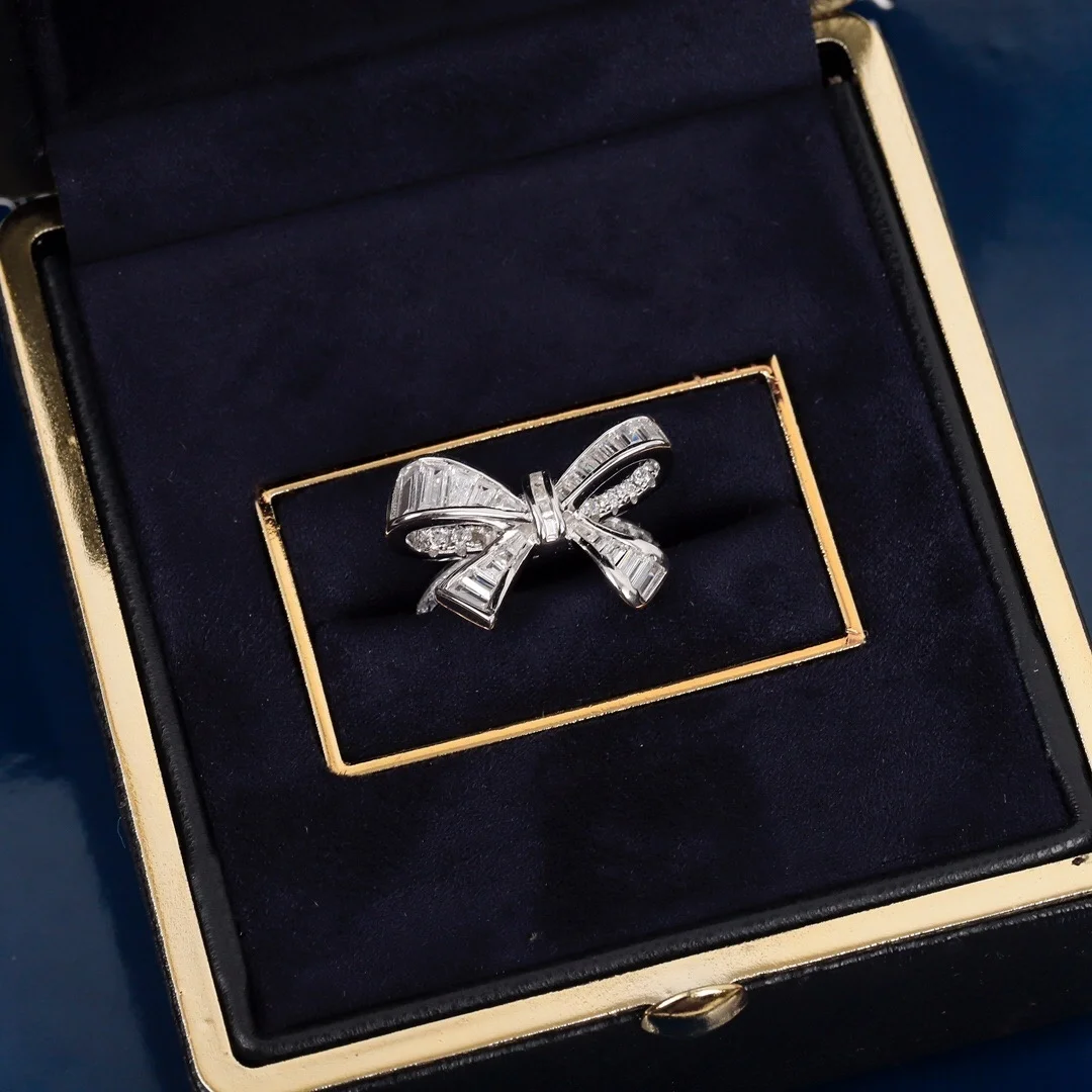 

Женское кольцо с бантом, из серебра 925 пробы