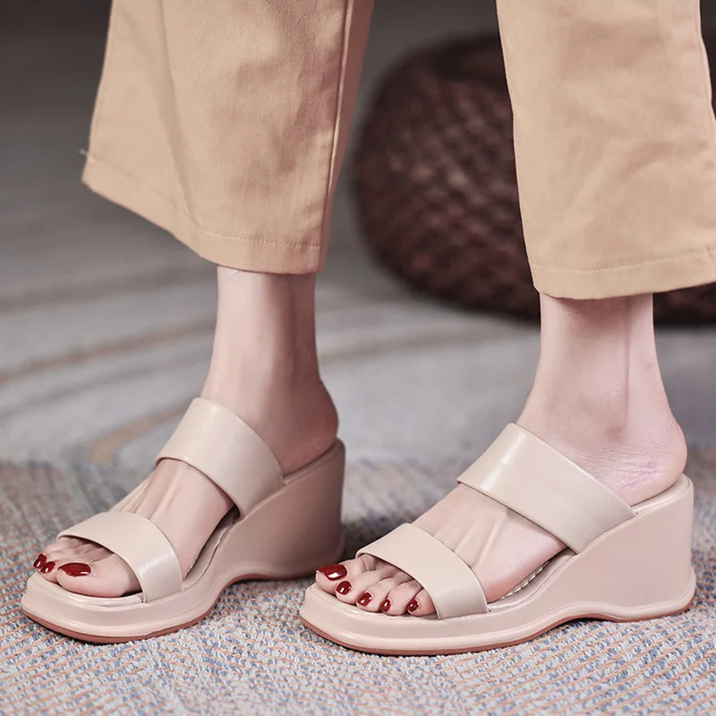 

Сандалии на танкетке с открытым носком, повседневные кожаные нежные пляжные современные тапочки на платформе, с квадратным носком, весна-ле...