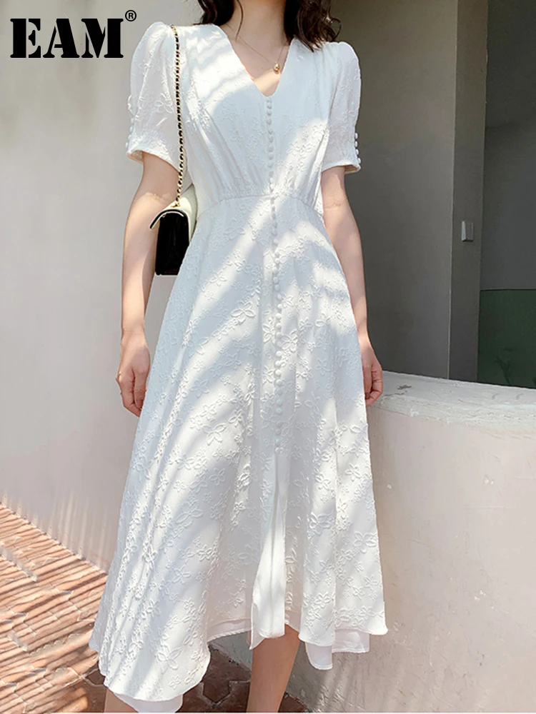 

[EAM] Women White Pleated Long Elegant Dress New V-Neck Short Puff Sleeve Loose Fit Fashion Tide Spring Summer 2022 1DE8385