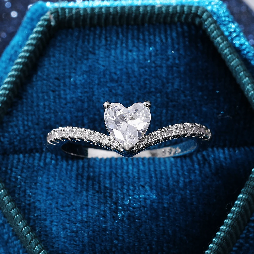 

New Romantic Crystal Heart Ring Women's Shiny Cubic Zirconia Anniversary Party Ring Minimalist Fashion Love Gift Fashion Jewelry