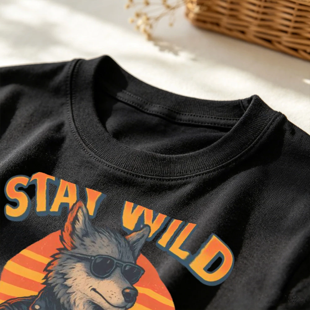 Фото Футболка с графическим принтом «Stay Wild Cool Wolf», винтажная футболка в стиле ретро с изображением волка на закате, эстетичная футболка для байкеров, повседневная рубашка в стиле Wild Spirit, подарок для любителей меха, топы №3