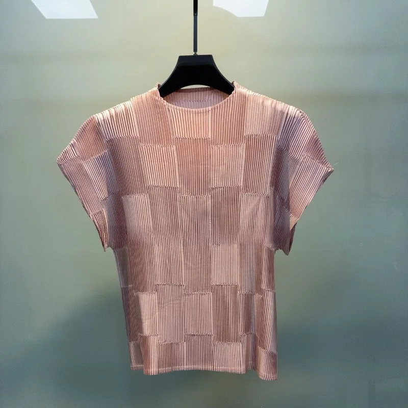 Фото Футболка с плиссировкой Miyake, короткий рукав, лето 2026, новинка, французский стиль, глянцевый атлас, модный, простой, элегантный, повседневный топ, женская одежда №2