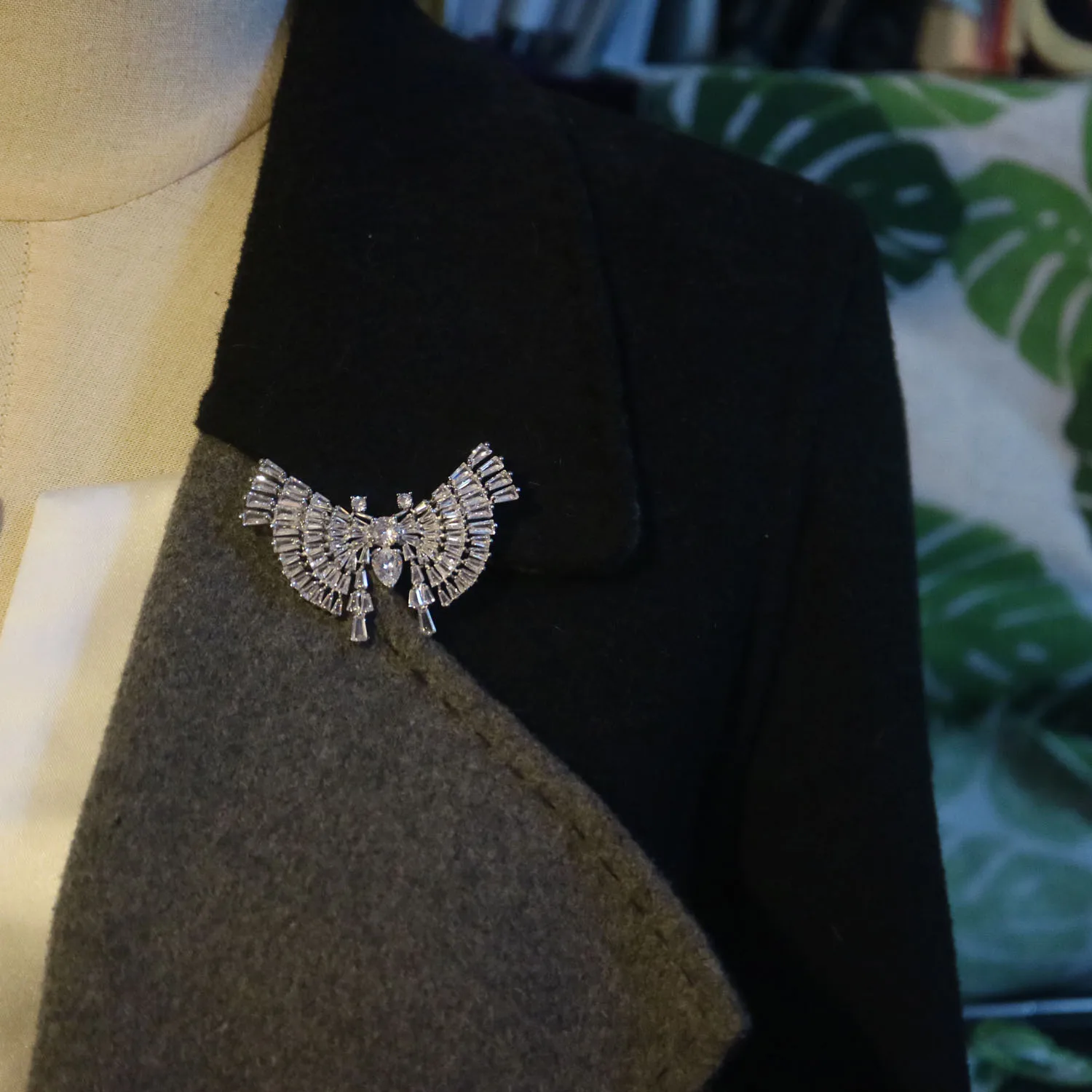 Женская металлическая брошь в виде пера с фианитом |