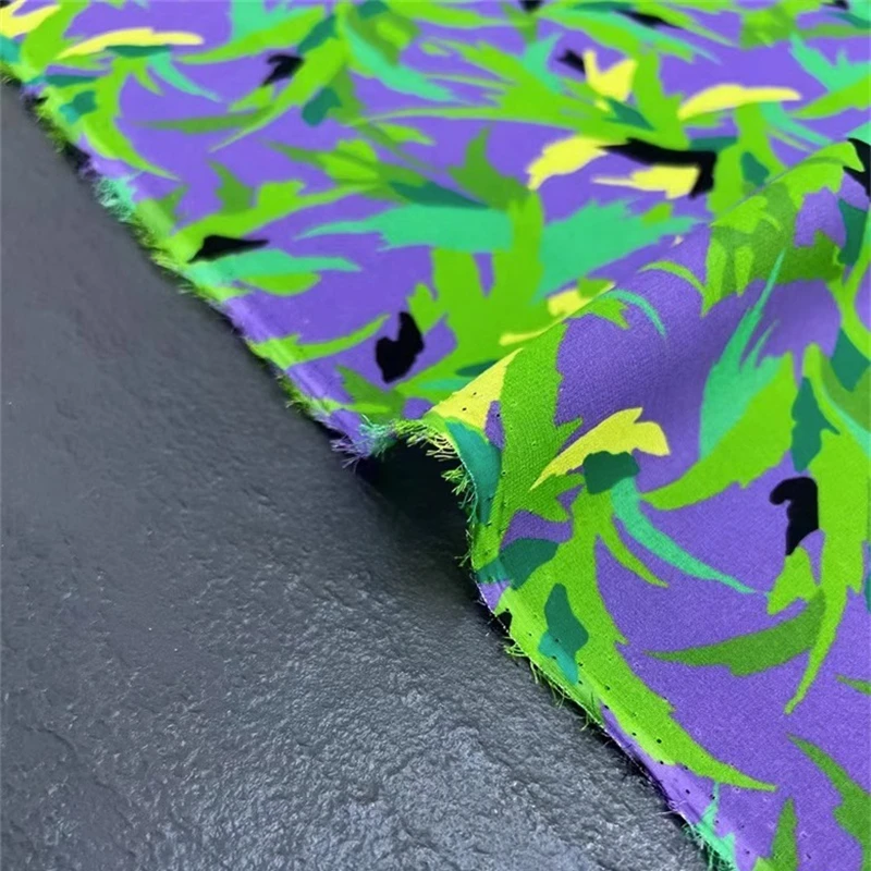 Французский бренд классический логотип фиолетовый фон зеленый маленький цветок