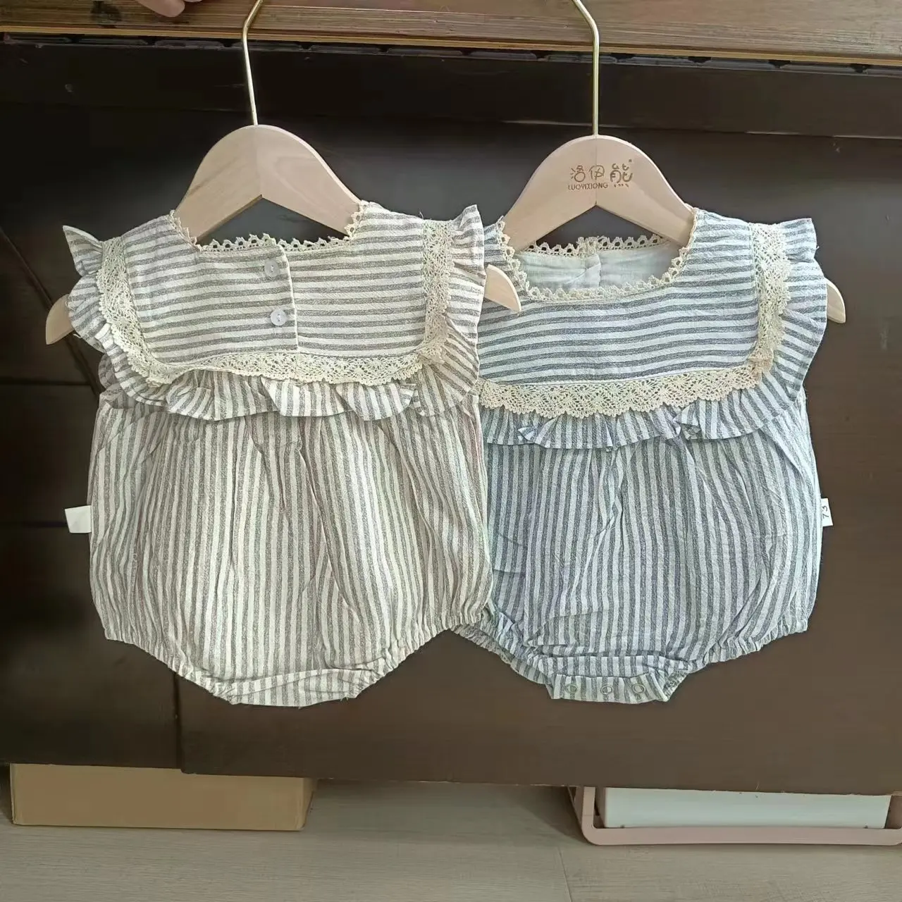 

2023 Korean Summer Toddler Girl Romper Cotton Striped Peter Pan Collar Patched Lace Jumpsuit Sleeveless Button Infant Bodysuit