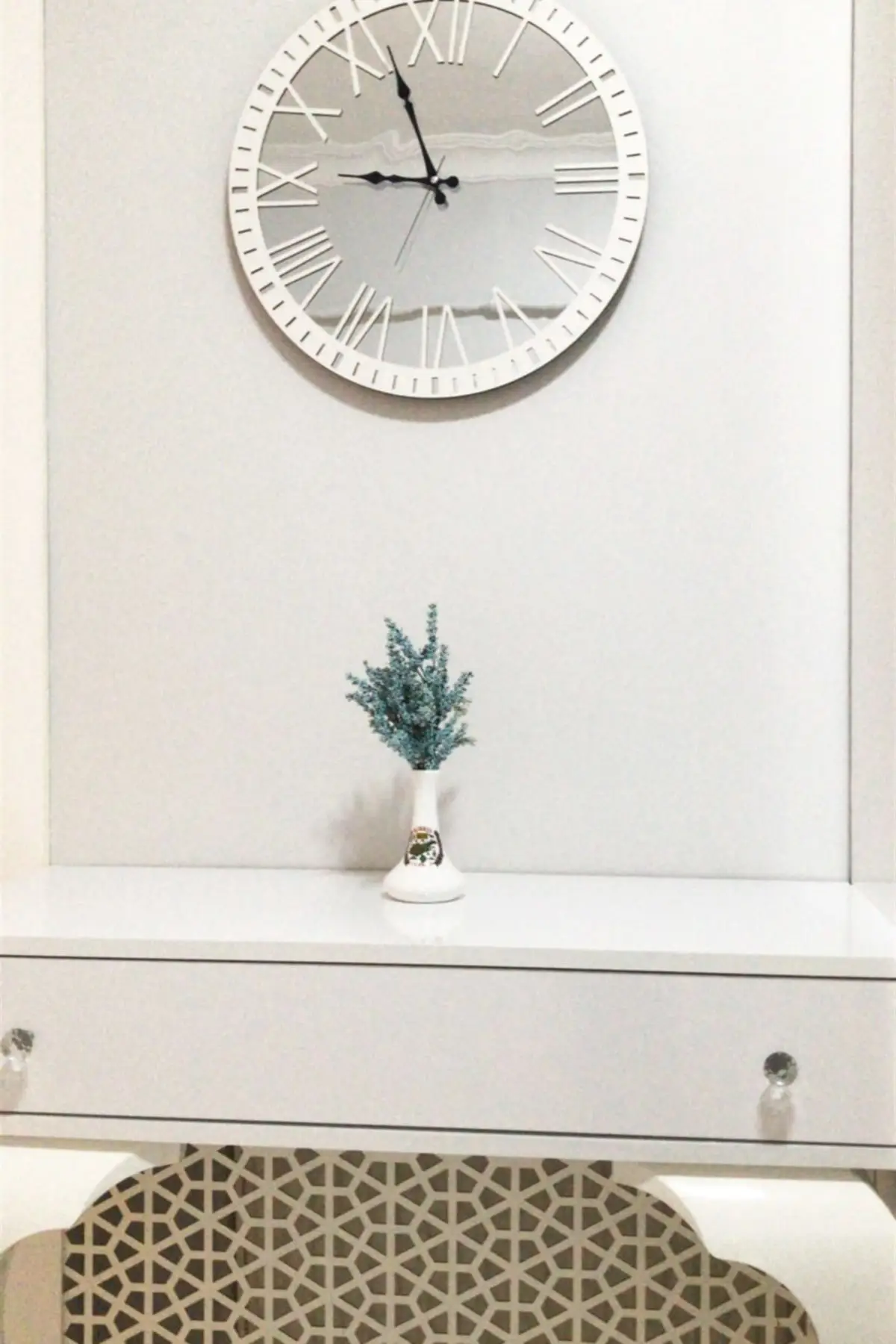 Зеркальные настенные часы белого цвета 50 см | Дом и сад