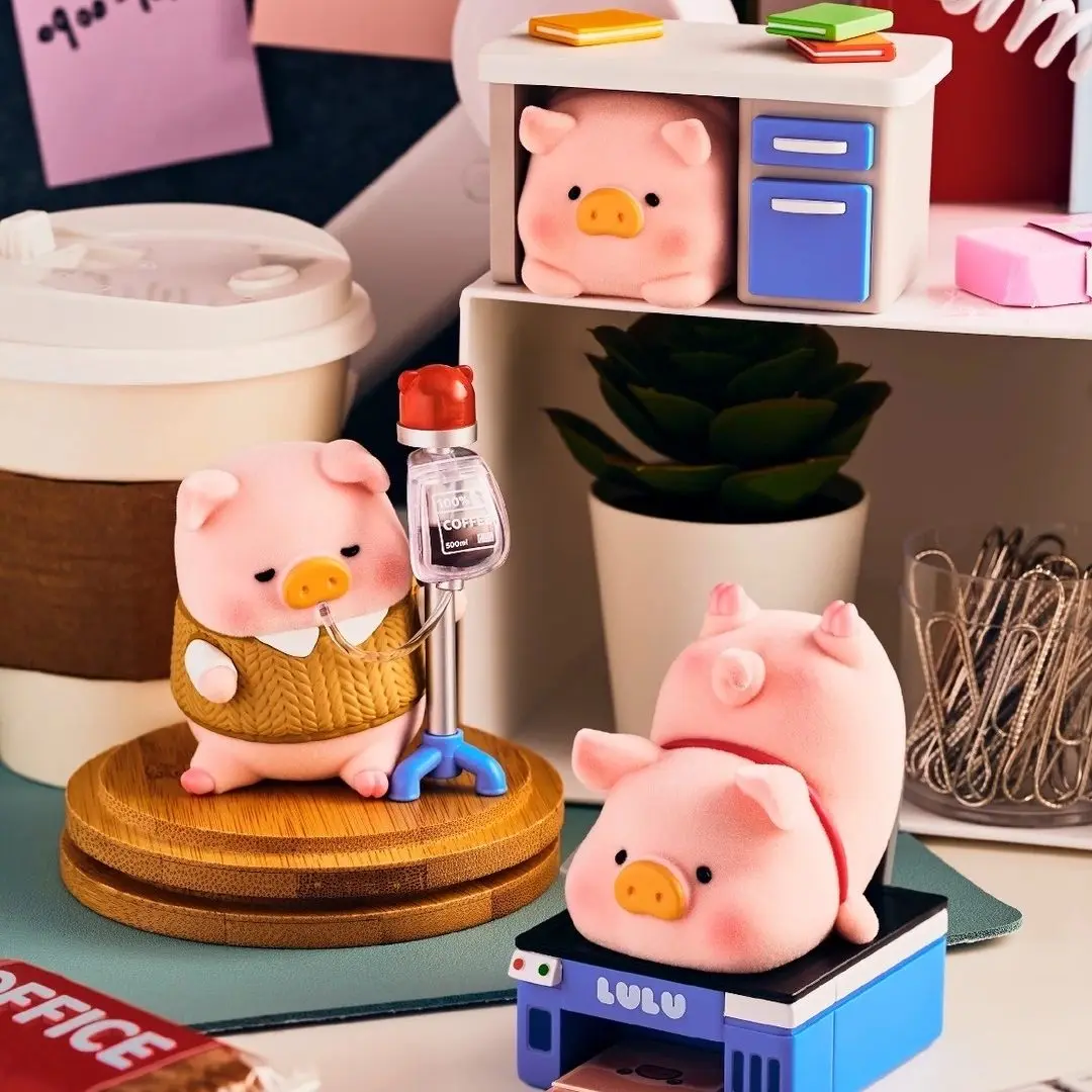 Фото TOYZEROPLUS X Lulu The Piggy Pig Things At Work Series: Коллекционные фигурки в закрытой упаковке, флокированные, милые, для декора стола, подарок на день рождения №5