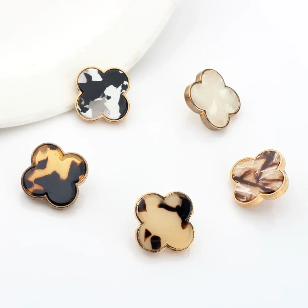 Элегантные серьги-гвоздики из смолы с четырьмя листьями клевера и цветком