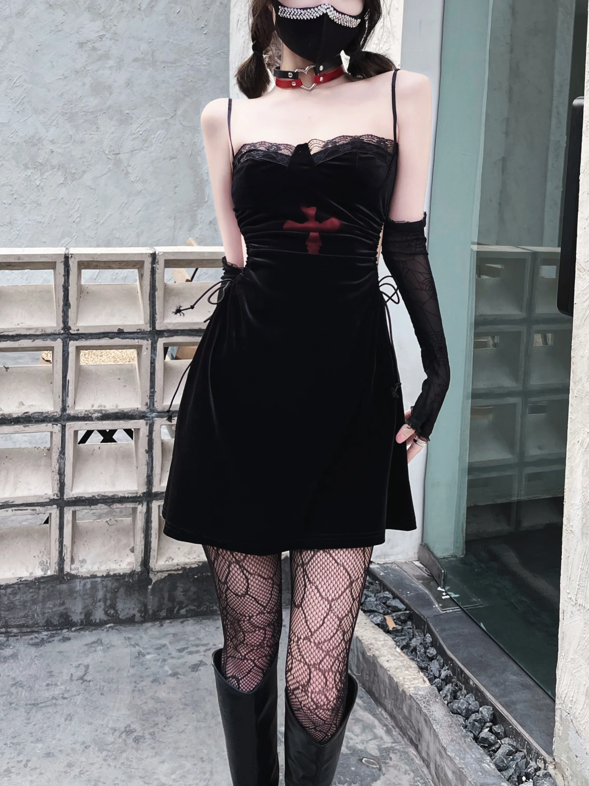 Женское платье с открытой спиной черное в стиле Харадзюку принтом Креста