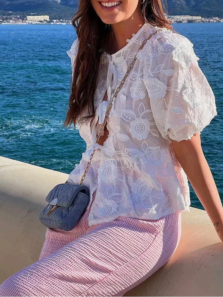 Женская блузка с цветочной вышивкой круглым вырезом и пышными рукавами