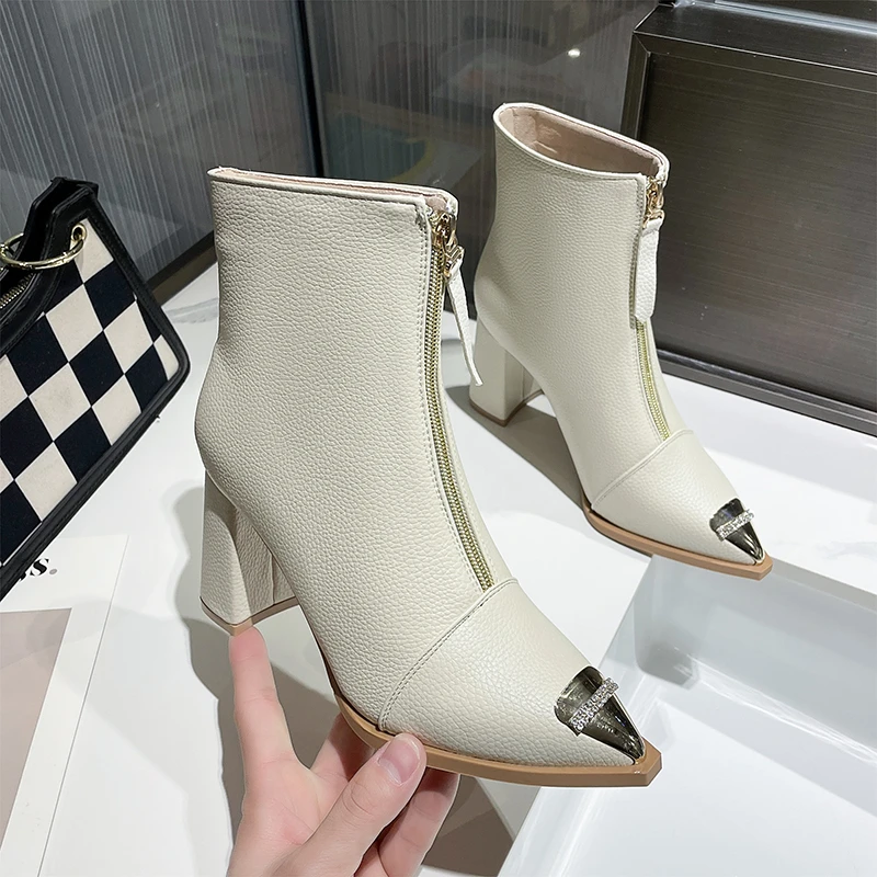 Разноцветные женские ботинки на среднем каблуке короткие ноги металлический