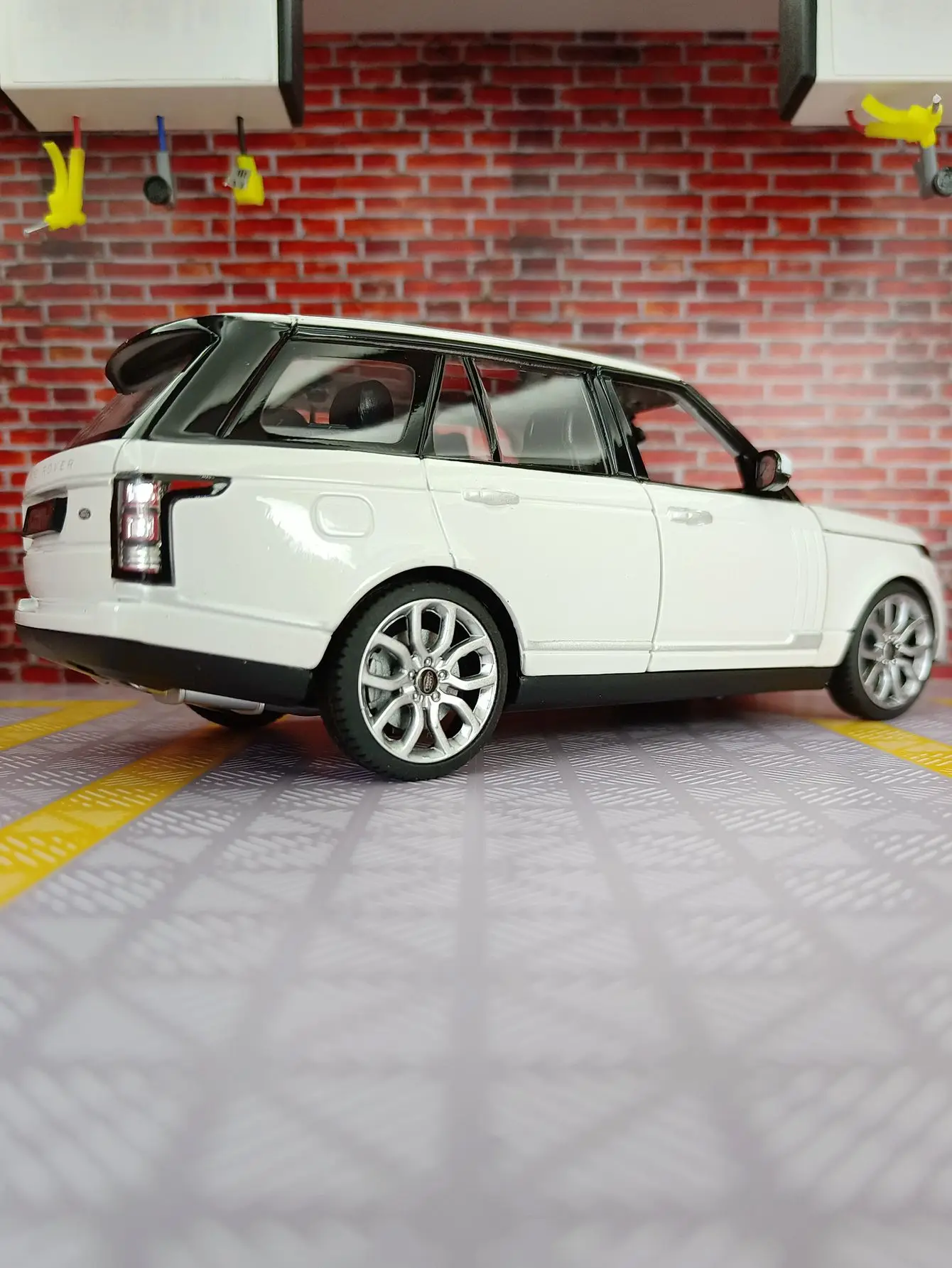 Фото Модель автомобиля Rastar 1:24 Land Rover Range SUV из сплава, с открывающимися дверями и капотом, подходит для коллекционирования и может быть подарен. №1