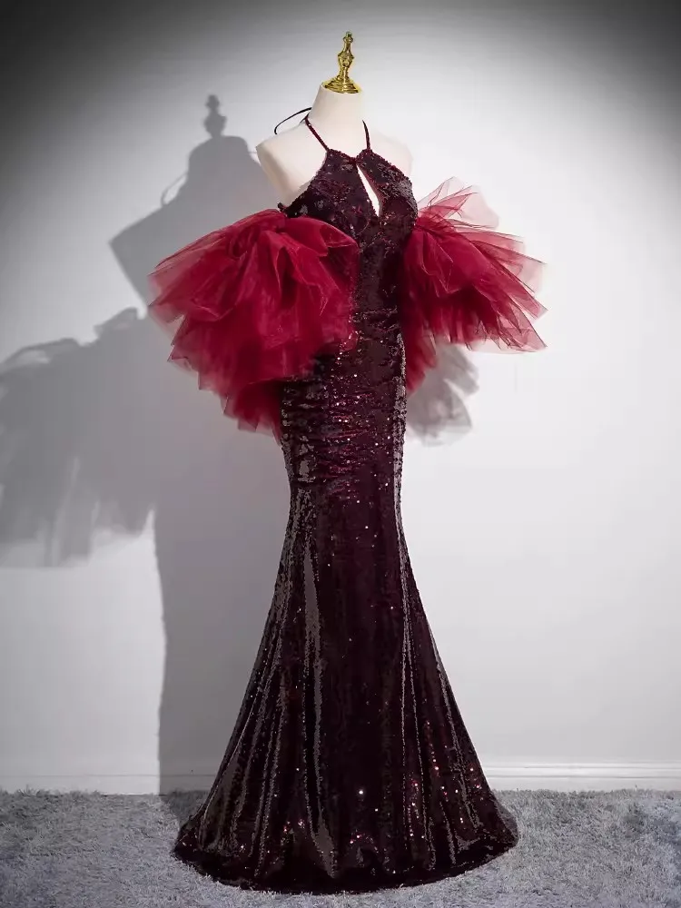 Блестящее темно-красное женское вечернее платье с накидкой лямкой на шее и