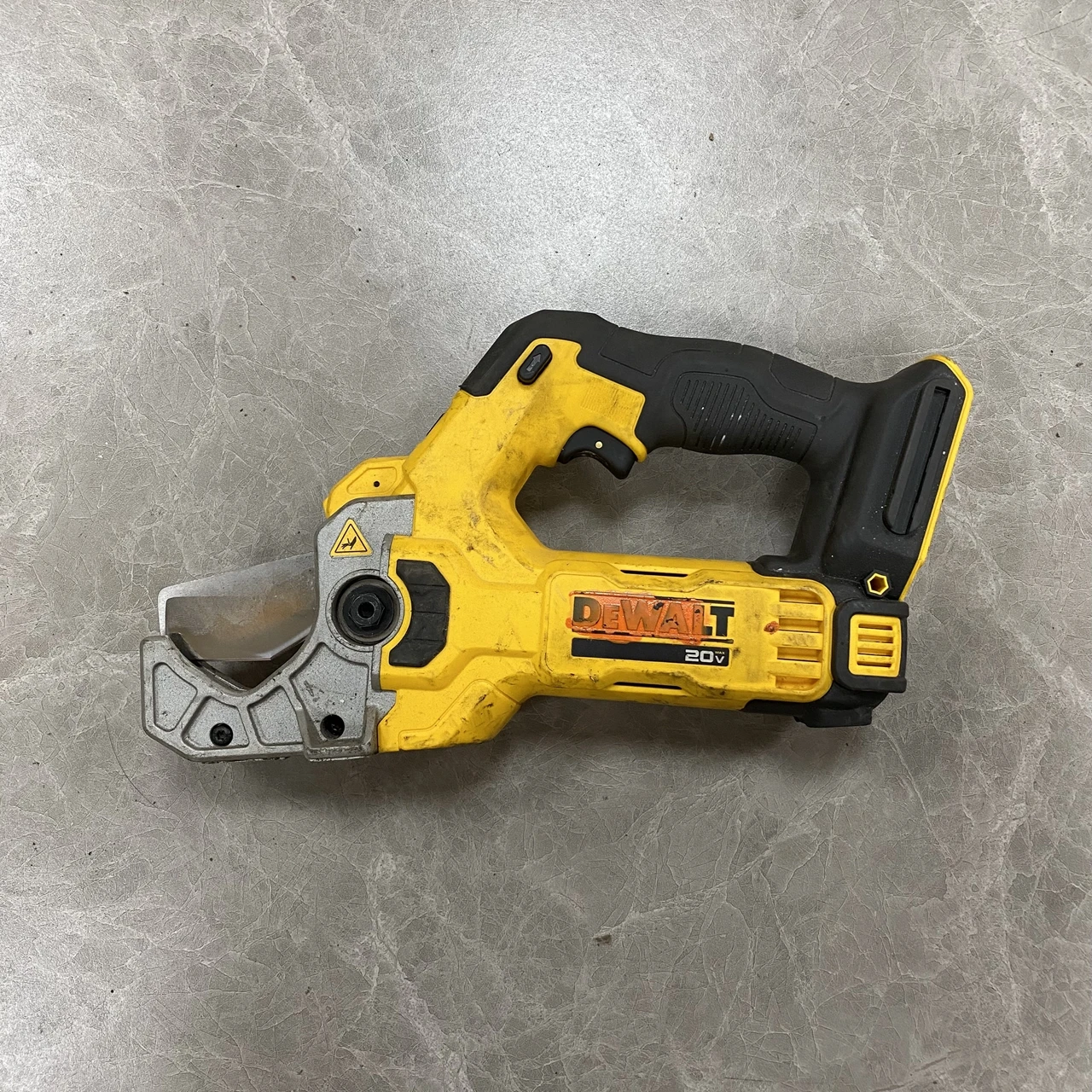 DEWALT DCE180 Станок для резки труб