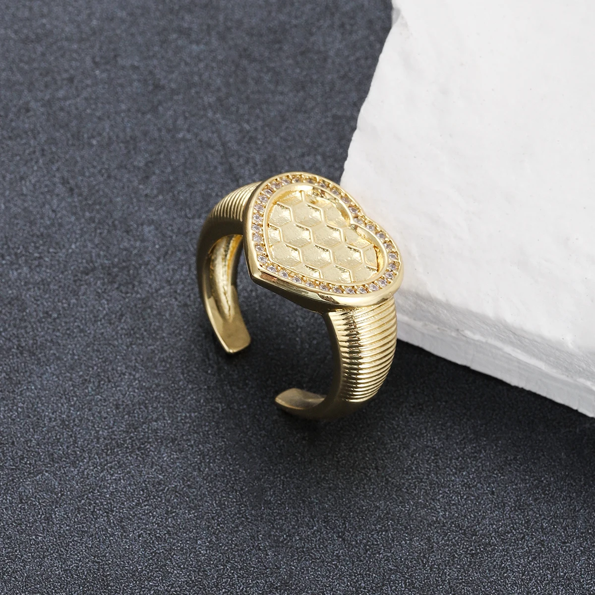 Изысканное женское кольцо в форме сердца с покрытием из 18-каратного золота