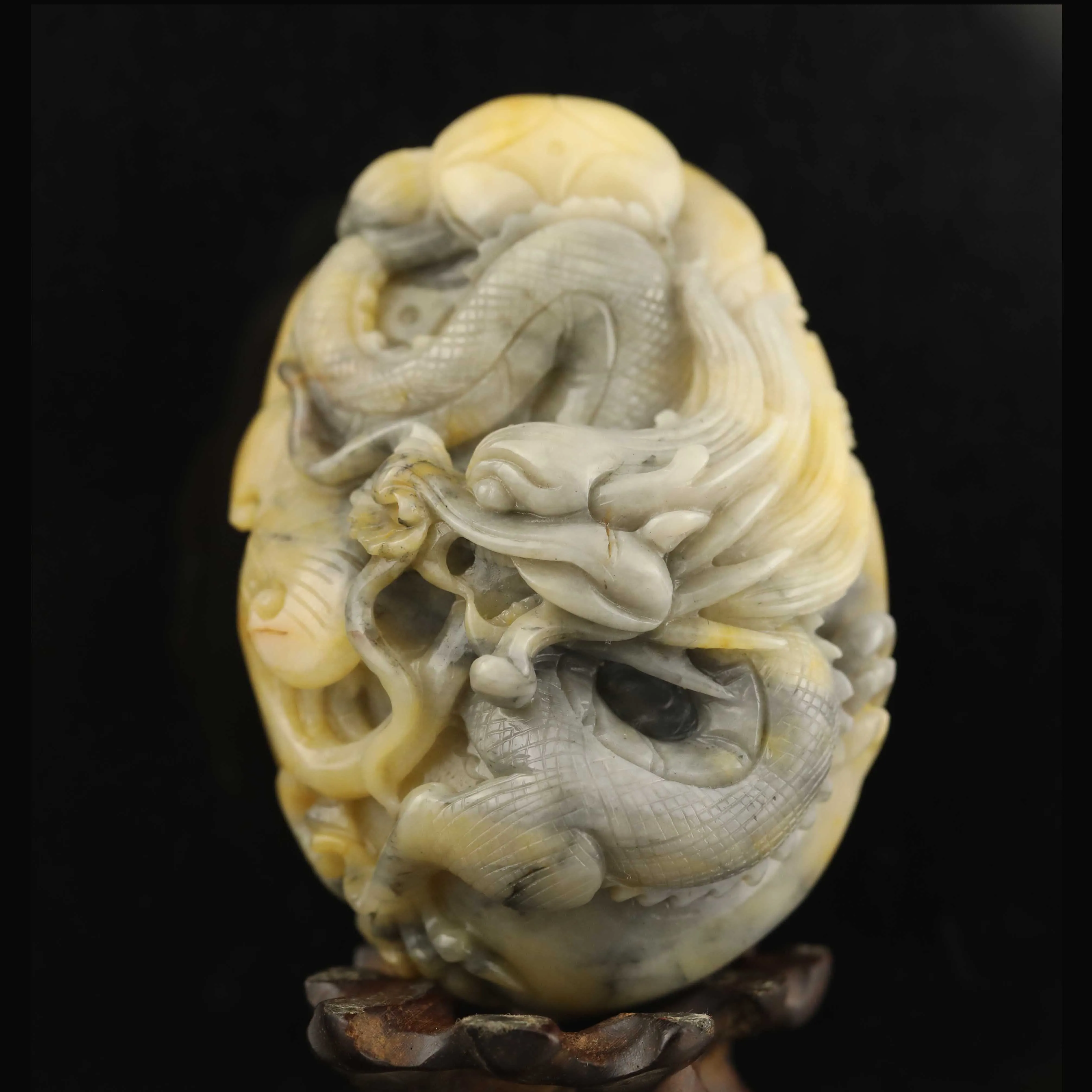 

Подвеска в виде дракона из старого китайского натурального нефрита