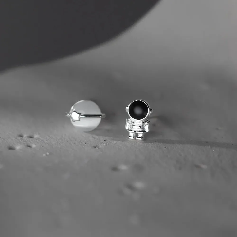 Очаровательные серьги-гвоздики с изображением астронавта звезды луны и опала