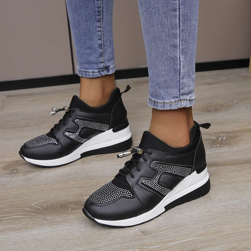 

Женские кроссовки со шнуровкой, на вулканизированной подошве