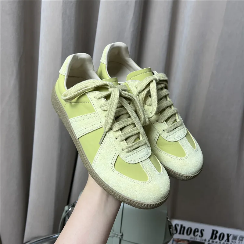 Женские кроссовки на плоской подошве